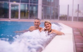 Pärchen im Sprudelbad der Therme in Waren Müritz